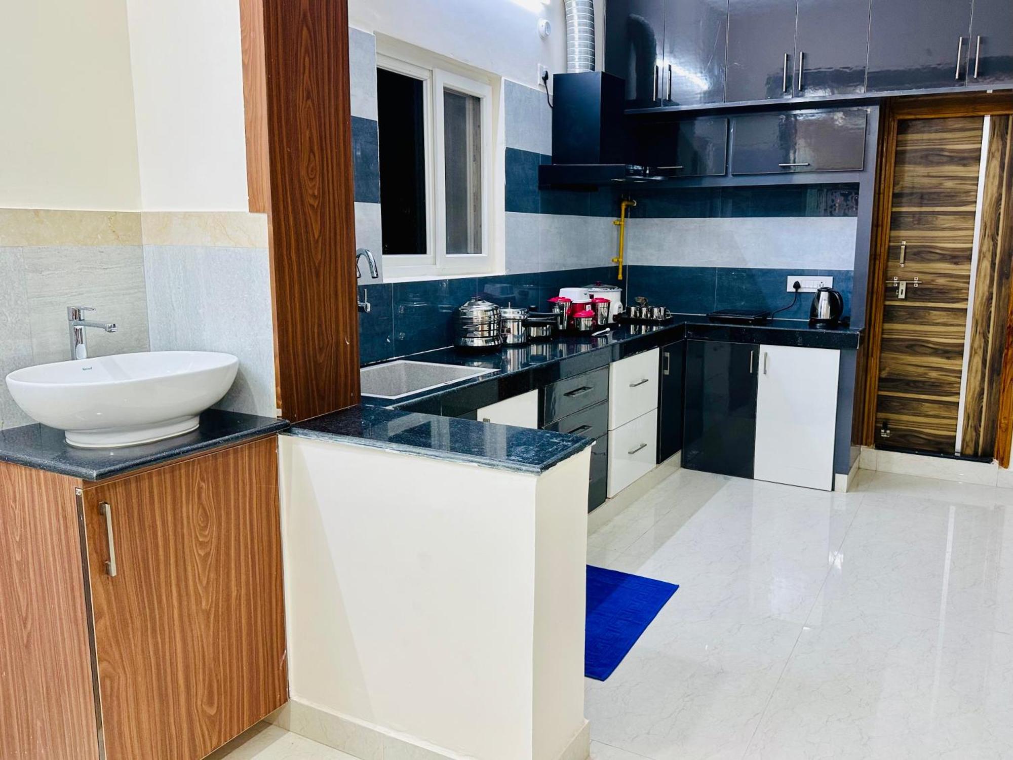 Truelife - 3Bhk Family Suites - Ps4 Pure Veg Restaurant On The Way To Balaji Temple - 2500 Sft Large Signature Apartment - Modular Kitchen - Super Fast Wifi, Smart Tv, 250 Jio Channels - Parking - Easy Access To All Temples - Top Service With Lots Of 티루파티 외부 사진